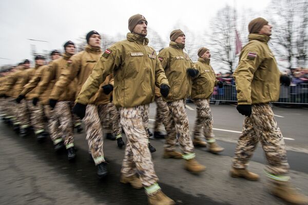 Участники молодежной организации Яунсардзе на параде в Риге в День независимости Латвии Участники молодежной организации Яунсардзе на параде в Риге в День независимости Латвии - Sputnik Латвия