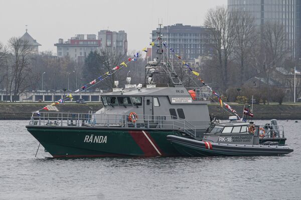 Корабль погранслужбы Латвии RK-20 Randa во время парада в Риге в День независимости Латвии - Sputnik Латвия