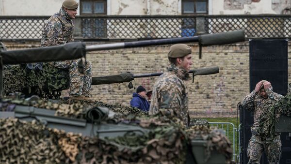 Латвийские солдаты готовятся к параду в Риге в День независимости Латвии - Sputnik Latvija