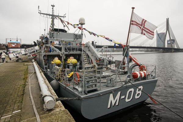 Аэроплан, гарцующие синьоры и много брони: в Риге прошел военный парад Аэроплан, гарцующие синьоры и много брони: в Риге прошел военный парад - Sputnik Латвия