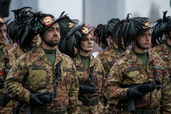 Аэроплан, гарцующие синьоры и много брони: в Риге прошел военный парад Аэроплан, гарцующие синьоры и много брони: в Риге прошел военный парад - Sputnik Латвия