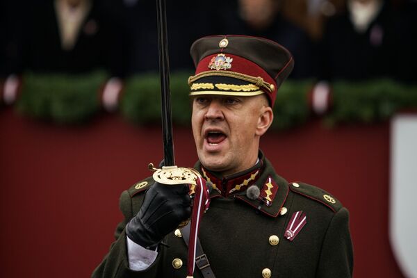 Командует парадом командир механизированной пехотной бригады сухопутных сил латвийской армии полковник Сандрис Гаугерс - Sputnik Латвия
