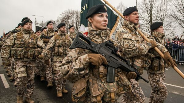 Латвийские солдаты проходят строем во время парада в Риге в День независимости Латвии - Sputnik Латвия