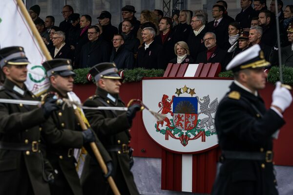 Аэроплан, гарцующие синьоры и много брони: в Риге прошел военный парад Аэроплан, гарцующие синьоры и много брони: в Риге прошел военный парад - Sputnik Латвия