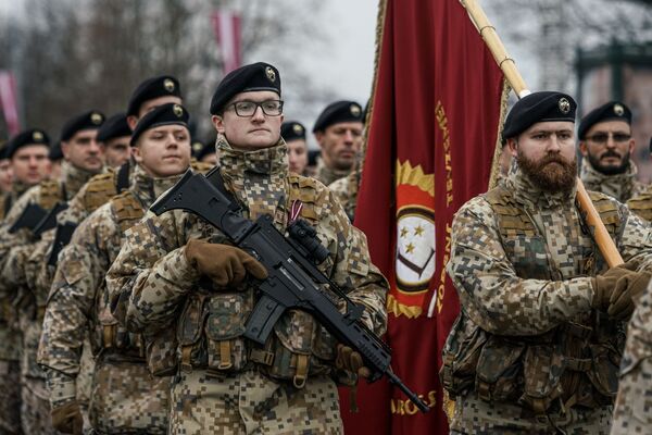 Аэроплан, гарцующие синьоры и много брони: в Риге прошел военный парад Аэроплан, гарцующие синьоры и много брони: в Риге прошел военный парад - Sputnik Латвия