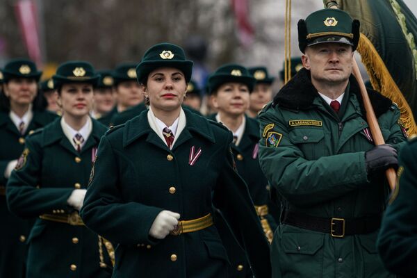 Аэроплан, гарцующие синьоры и много брони: в Риге прошел военный парад Аэроплан, гарцующие синьоры и много брони: в Риге прошел военный парад - Sputnik Латвия