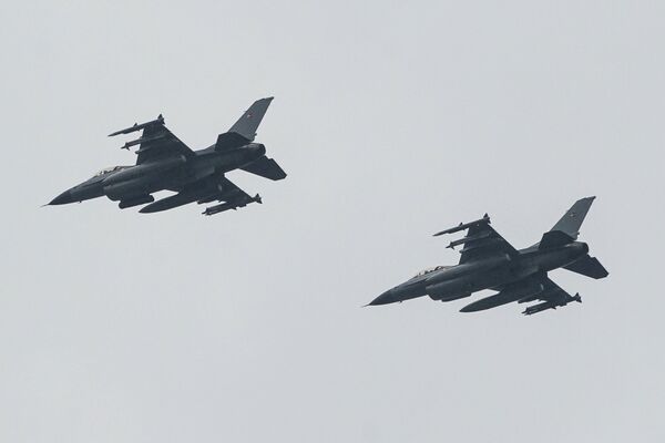 Истребители F-16 Дании во время военного парада в Риге в День независимости Латвии - Sputnik Латвия