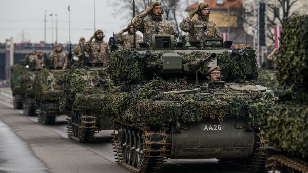 Латвийские БМП CVRT во время военного парада в Риге в День независимости Латвии - Sputnik Латвия