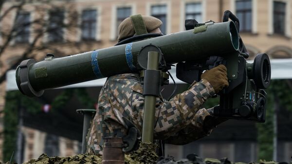 Latvijas karavīrs ar prettanku raķešu sistēmu Spike - Sputnik Latvija