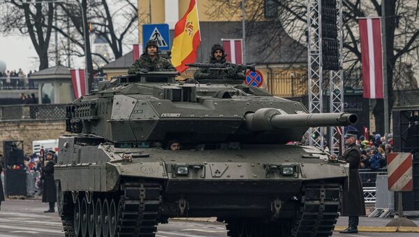 Испанский основной танк Leopard 2E на параде в Риге в День независимости Латвии - Sputnik Latvija