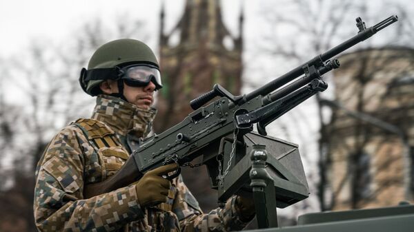 Латвийский военный за пулеметной установкой на параде в Риге в День независимости Латвии - Sputnik Латвия
