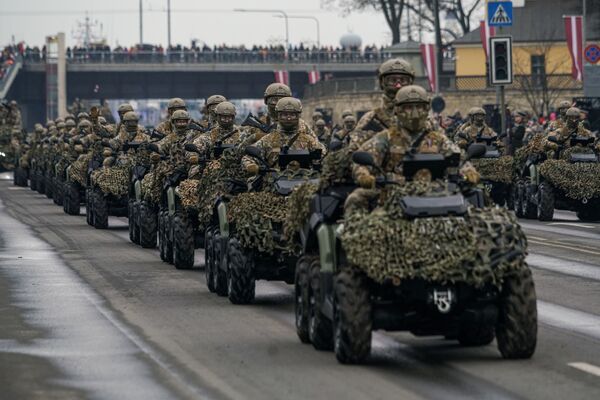 Латвийские военнослужащие на багги на параде в Риге в День независимости Латвии - Sputnik Латвия