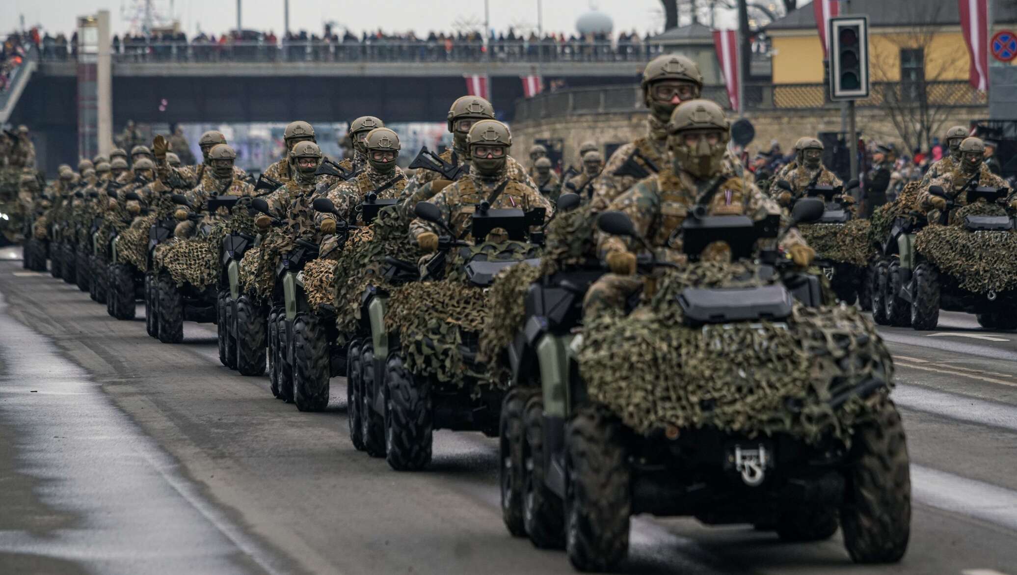 Эстония направит одного военного. Парад Победы в Латвии. Военный парад в Прибалтике. Армия Латвии. Эстонский военный парад.