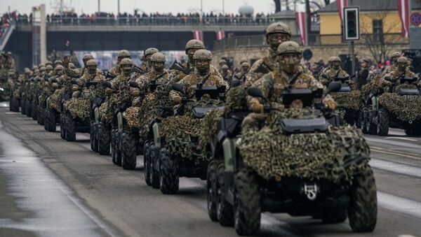 Латвийские военнослужащие на багги на параде в Риге в День независимости Латвии - Sputnik Latvija