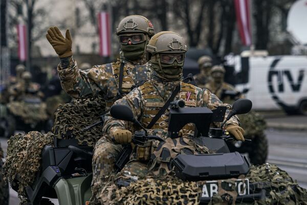 Латвийские военнослужащие на багги на параде в Риге в День независимости Латвии Латвийские военнослужащие на багги на параде в Риге в День независимости Латвии - Sputnik Латвия