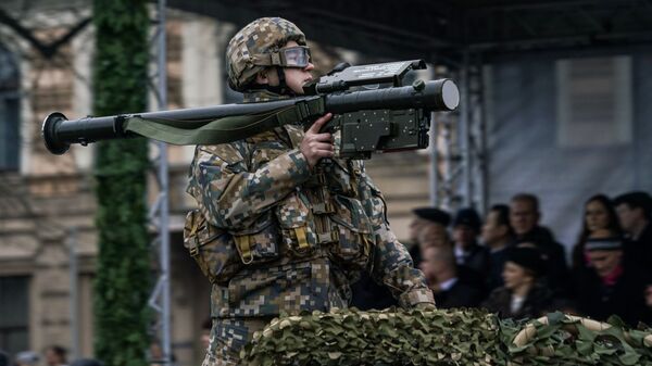 Латвийский военный c переносным зенитным комплексом Stinger на параде в Риге в День независимости Латвии - Sputnik Латвия