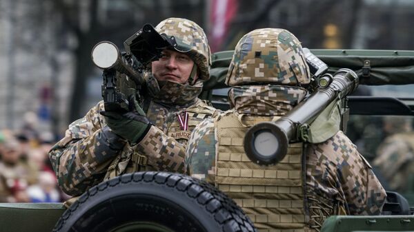 Латвийский военный c переносным зенитным комплексом Stinger на параде в Риге в День независимости Латвии - Sputnik Latvija