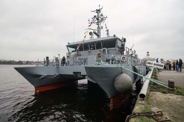 Патрульный катер P-09 Rezekne Береговой охраны Латвийских ВМС в Рижском пассажирском порту в День независимости Латвии - Sputnik Латвия