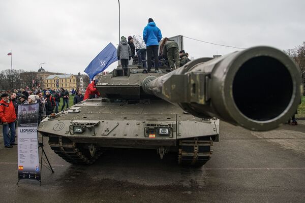 Жители рассматривают испанский основной танк Leopard 2E во время военного парада в Риге в День независимости Латвии - Sputnik Латвия