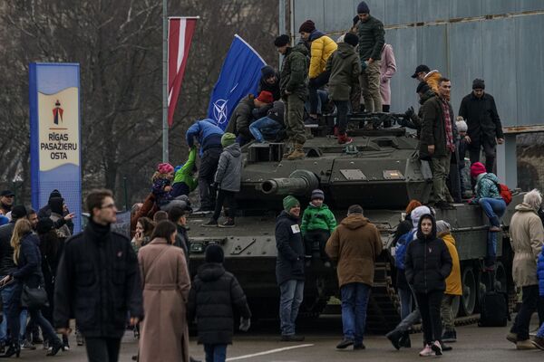 Жители рассматривают испанский основной танк Leopard 2E во время военного парада в Риге в День независимости Латвии - Sputnik Латвия