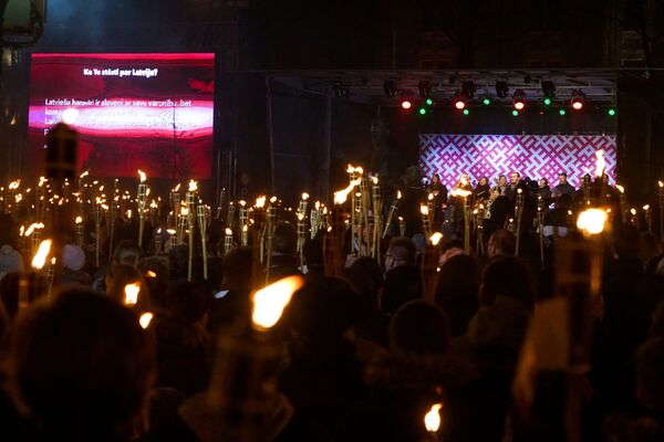 Участники факельного шествия в честь Дня независимости Латвии - Sputnik Латвия