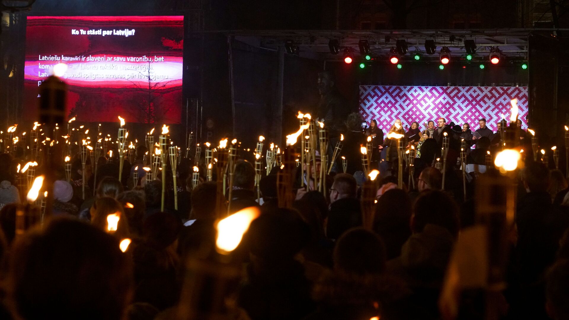 Участники факельного шествия в честь Дня независимости Латвии - Sputnik Латвия, 1920, 03.11.2022