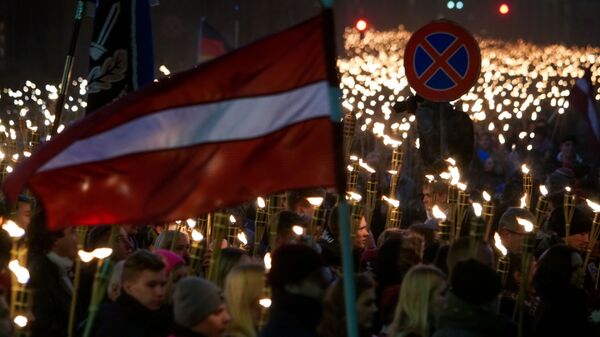 Участники факельного шествия в честь Дня независимости Латвии - Sputnik Latvija