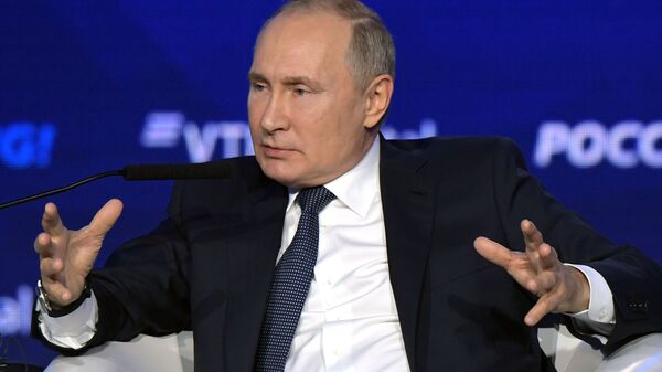 Президент РФ В. Путин посетил 11-й Инвестиционный форум ВТБ Капитал Россия зовет! - Sputnik Латвия