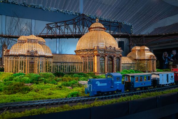 Миниатюрный поезд напротив архитектурного макета во время шоу поездов в Нью-Йоркском ботаническом саду - Sputnik Латвия