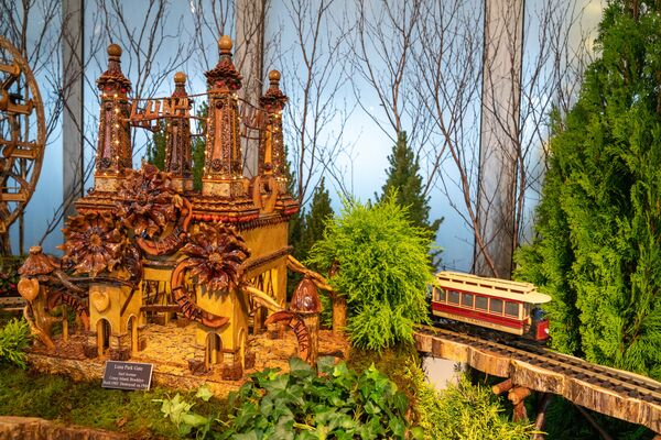 Миниатюрный поезд напротив макета ворот Луна-парка во время шоу поездов в Нью-Йоркском ботаническом саду - Sputnik Латвия