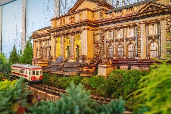 Миниатюрный поезд у архитектурного макета во время шоу поездов в Нью-Йоркском ботаническом саду - Sputnik Латвия