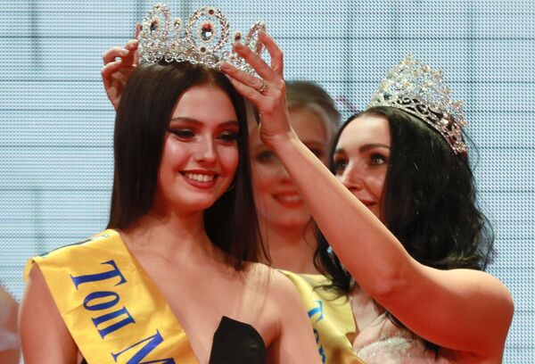 Победительница конкурса красоты Топ-модель России - 2019 Полина Иванова на церемонии награждения - Sputnik Латвия