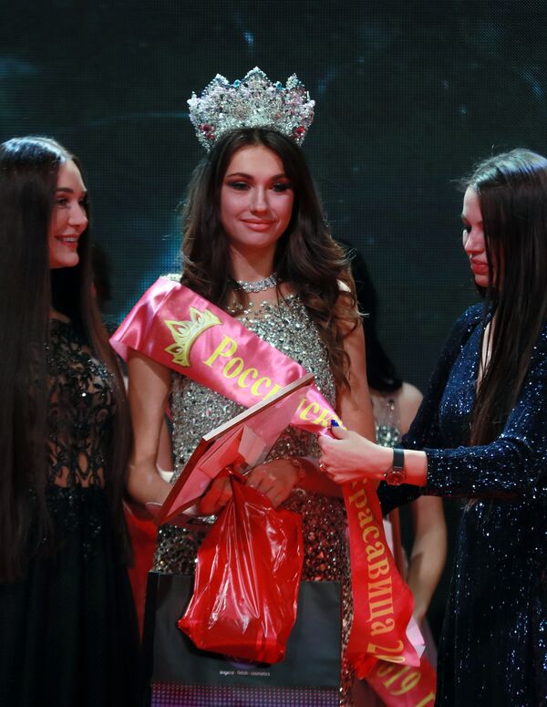 Победительница конкурса красоты Российская красавица - 2019 Алина Рудакова на церемонии награждения - Sputnik Латвия