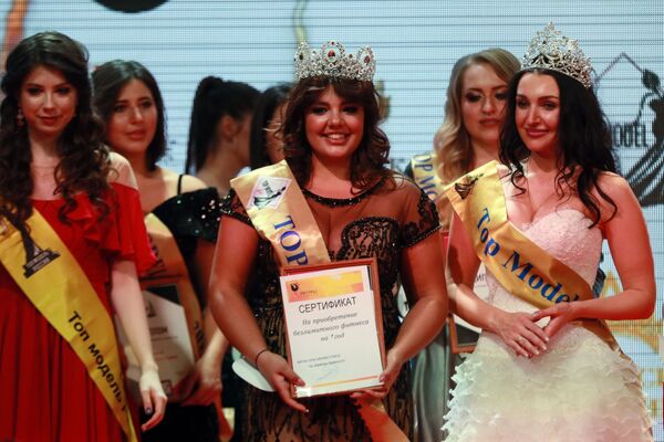 Победительница конкурса красоты Топ-модель плюс - 2019 на церемонии награждения Победительница конкурса красоты Топ-модель плюс - 2019 на церемонии награждения - Sputnik Латвия