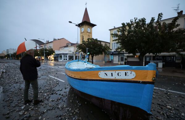 Человек у лодки после наводнения в Кань-Сюр-Мер, Франция - Sputnik Латвия
