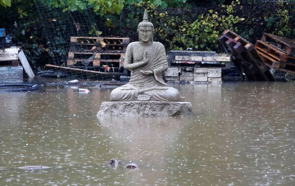 Статуя Будды на одной из улиц Лемю на юго-востоке Франции после наводнения - Sputnik Латвия