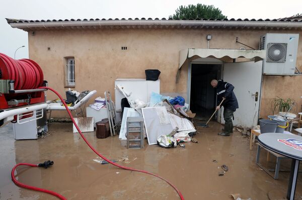 Мужчина на пороге затопленного дома в Лемю на юго-востоке Франции  - Sputnik Латвия