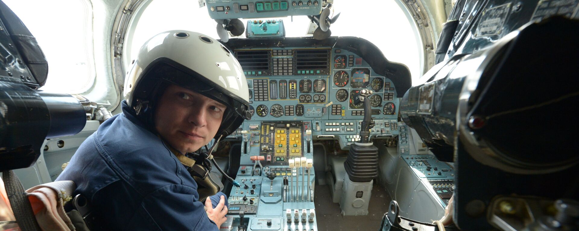 Командир стратегического бомбардировщика Ту-160 в кабине самолета - Sputnik Латвия, 1920, 26.11.2019