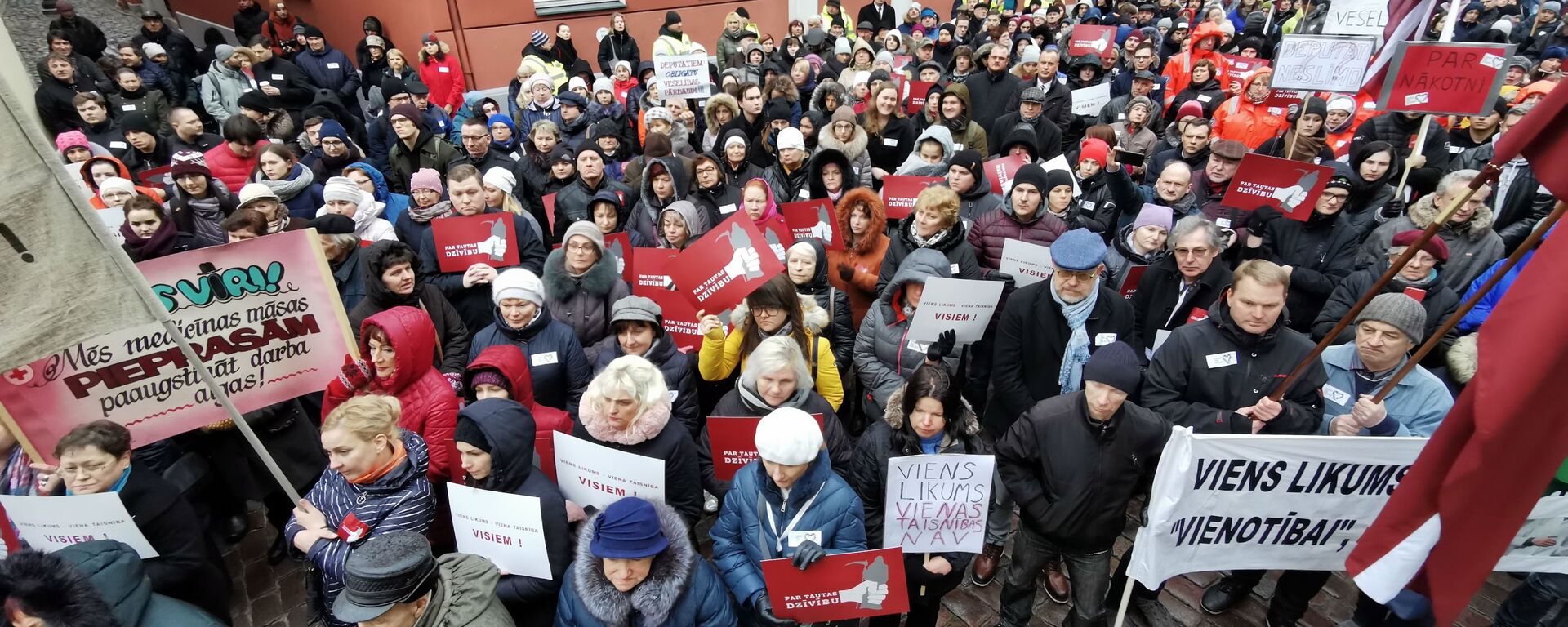 Медики протестуют у Сейма Латвии. - Sputnik Латвия, 1920, 03.01.2023
