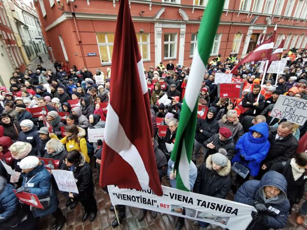 Одной правды нет: медики Латвии вышли на акцию протеста в Риге Одной правды нет: медики Латвии вышли на акцию протеста в Риге - Sputnik Латвия