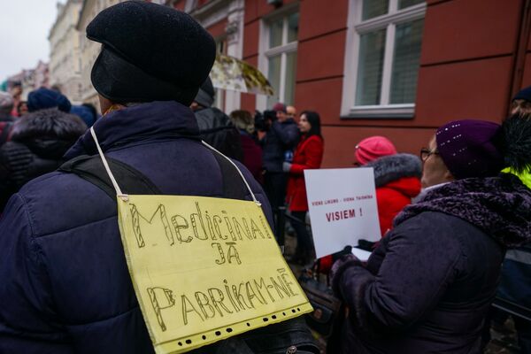 Акция протеста медиков у здания Сейма. Акция протеста медиков у здания Сейма. - Sputnik Латвия