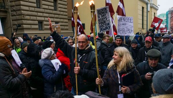 Акция протеста медиков у здания Сейма. Колонна медиков направилась к офису ЦИК для подачи заявления о сборе подписей за роспуск Сейма - Sputnik Latvija