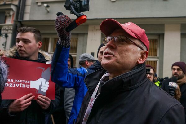 Акция протеста медиков у здания Сейма. Председатель Профсоюза работников здравоохранения и социального ухода Валдис Керис Акция протеста медиков у здания Сейма. Председатель Профсоюза работников здравоохранения и социального ухода Валдис Керис - Sputnik Латвия
