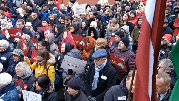 Более тысячи медиков вышли на акцию протеста в Риге - Sputnik Латвия