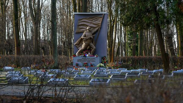 В преддверии Дня неизвестного солдата дипломаты посольства России и сочувствующие рижане возложили цветы и зажгли поминальные свечи на воинских захоронениях в Риге. Покровское кладбище в Риге - Sputnik Латвия