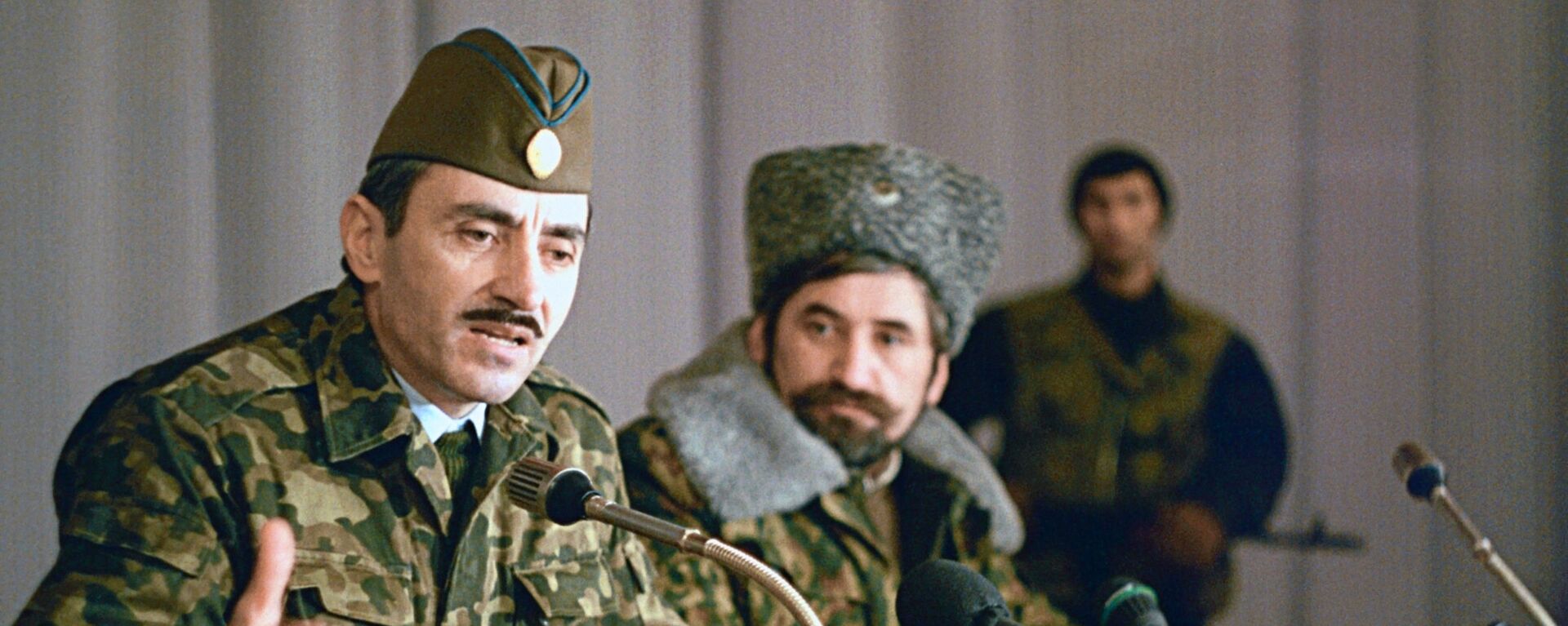 Первый президент Чеченской Республики Джохар Дудаев (1944-1996) - первый слева. - Sputnik Latvija, 1920, 02.12.2019