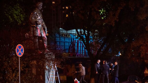 Городские власти пресекли акт вандализма у памятника Александру Грибоедову (2 декабря 2019) Еревaн - Sputnik Латвия