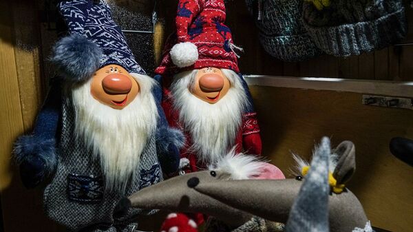 Гномики на рождественской ярмарке на Домской площади в Риге - Sputnik Латвия