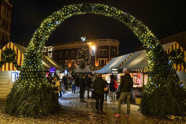Рождественская ярмарка на Домской площади в Риге - Sputnik Латвия