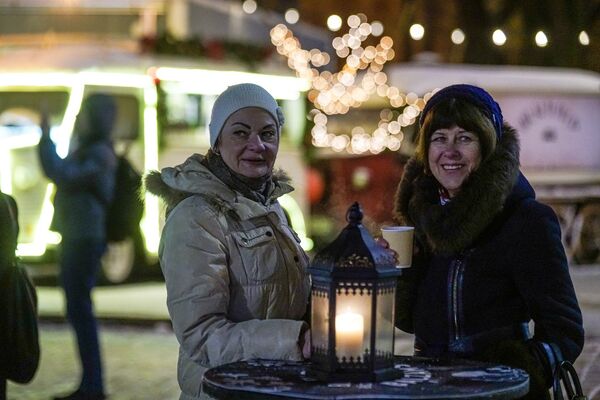 Посетители рождественской ярмарки на Домской площади в Риге - Sputnik Латвия